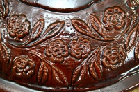 Clay Lid Round Relief 40.5 cm Brown Fourth Depiction